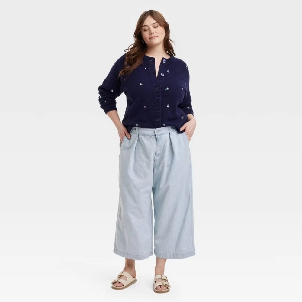 NWT Plus Size Light Wash High-Rise Two Way Cropped Denim Trousers Size 24